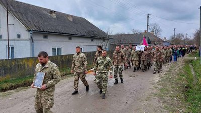 Тернопільщина в один день попрощалася із трьома Героями, котрі служили в одній бригаді. ФОТО