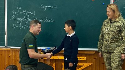 "За тата!": син загиблого Героя з Тернополя передав гроші від "зубної феї" на безпілотник