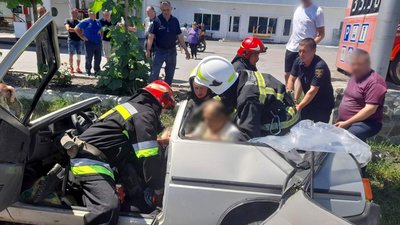 Аби дістати тіло рятувальники відрізали дах автомобіля: моторошна ДТП на Тернопільщині. ФОТО