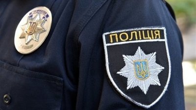 Патрульні врятували чоловіка за допомогою... солодощів. ВІДЕО