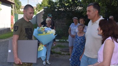 На Тернопільщині зустріли захисника, котрий майже два роки провів у ворожому полоні. ФОТО