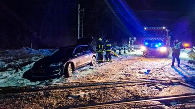 На залізничному переїзді біля Тернополя застряг автомобіль: довелося затримати вантажний потяг