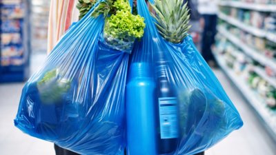 В Україгі діє заборона на пластикові пакети, але не всі її дотримуються