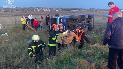 Неподалік Тернополя перекинувся рейсовий автобус: є потерпілі. ФОТО