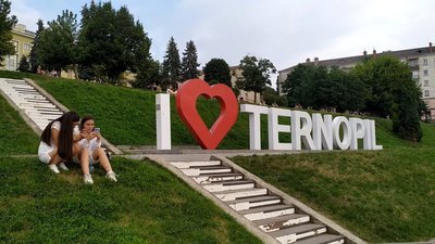 Ватра, співи під гітару та кіно під відкритим небом: як у Тернополі відзначатимуть День молоді