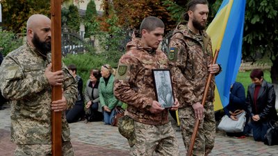 Віддати останню шану прийшли тисячі людей: на Тернопільщині попрощалися із Героєм Василем Мармусом. ФОТО