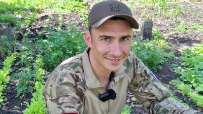 Город на передовій: командир роти з побратимами у вільний час вирощують овочі та квіти. ВІДЕО