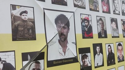 Переселенець, котрий мешкає у Почаївській лаврі, порізав портрети Героїв Небесної сотні