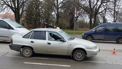 У Тернополі обстріляли автомобіль таксі. ФОТО