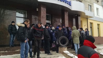 У польському банку в Тернополі - скандал. Активісти принесли шини