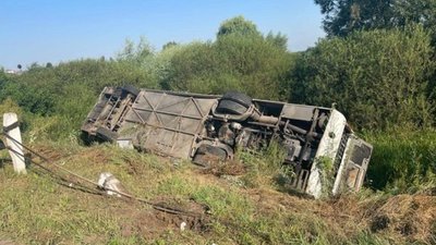 На Тернопільщині перекинувся автобус із паломниками, які їхали у Зарваницю. ФОТО