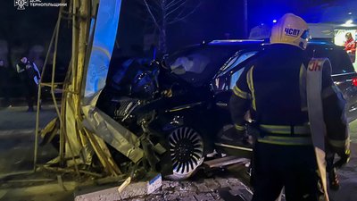 У Тернополі водій "Лінкольна" протаранив заправку. ФОТО