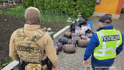 На Тернопільщині "бізнесмени" підпільно виготовляли алкоголь і цигарки: клеїли етикетки відомих брендів. ВІДЕО