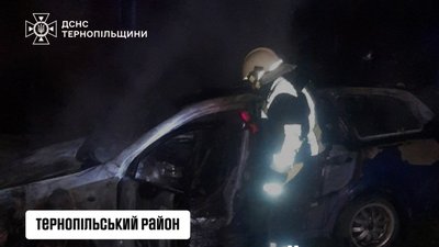 На Тернопільщині чоловік ледь не згорів живцем у власному автомобілі. ФОТО