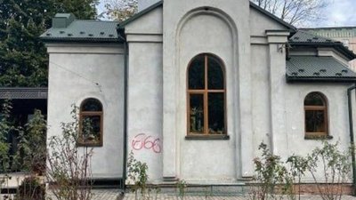 Поліція розшукує вандалів, котрі розмалювали церкви диявольськими знаками