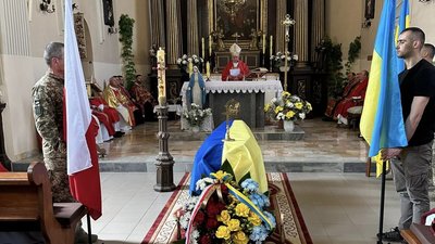 Врятував життя не одному військовому: на Тернопільщині попрощалися із бійцем з позивним "Монах". ФОТО