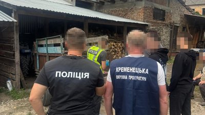 Працівники дослідного інституту "наліво" збували саджанці