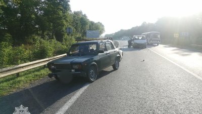 Три автомобілі зіткнулися неподалік Тернополя: рух ускладнено