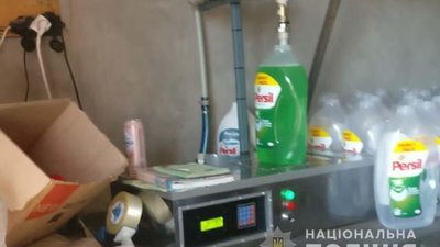 "ARIEL", "TIDE", "LENOR", "PERSIL": у закинутому заводі на Тернопільщині підпільно виготовляли побутову хімію. ВІДЕО