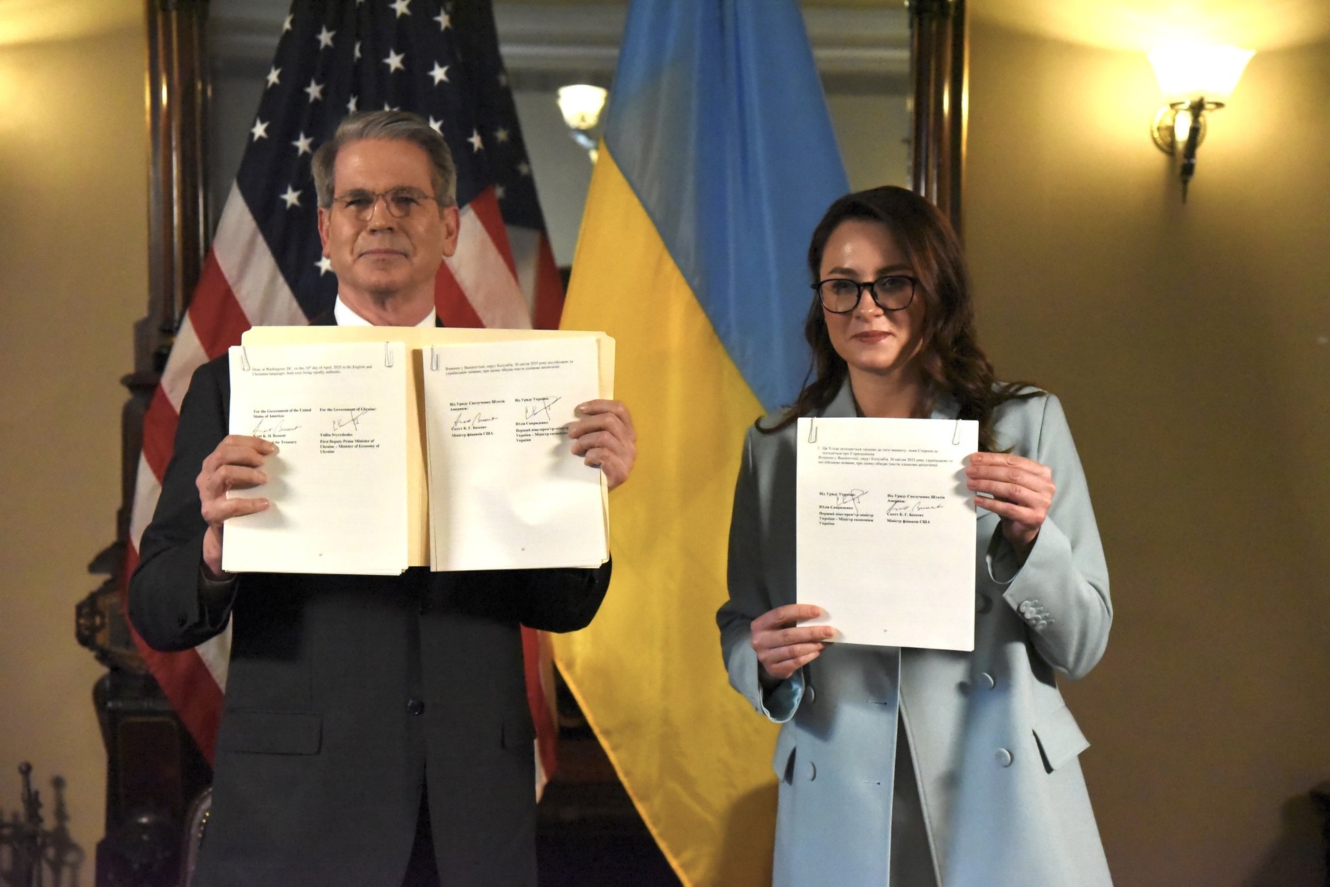 Україна і США підписали угоду про надра: основні положення