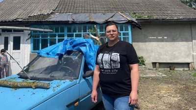 "Град був як сливи": на Тернопільщині вітер зривав покрівлі з будинків і валив дерева. ВІДЕО