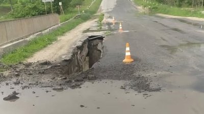 На Тернопільщині провалилася дорога на мості: будьте обережні! ФОТО