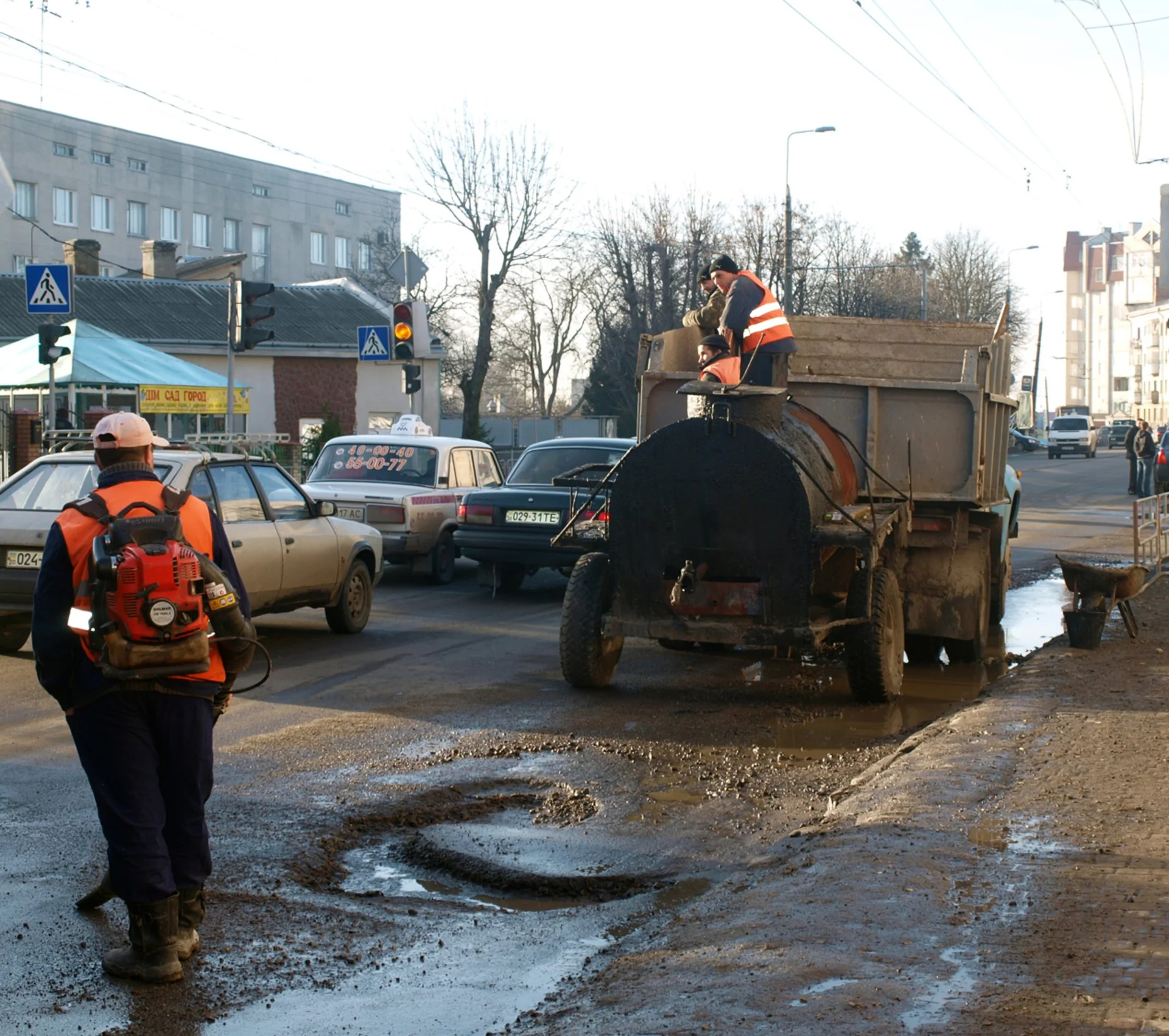 В адміністрації переконують, що уже засипали майже всі ями на дорогах