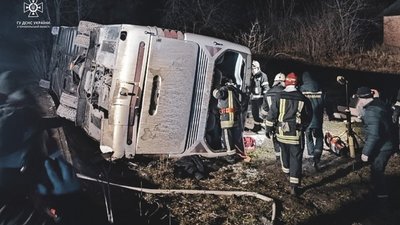 На Тернопільщині перекинувся "Неоплан", що віз туристів з Буковелю: є загиблі і травмовані. ФОТО