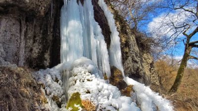 Краса неймовірна: на Тернопільщині замерз відомий водоспад. ФОТО