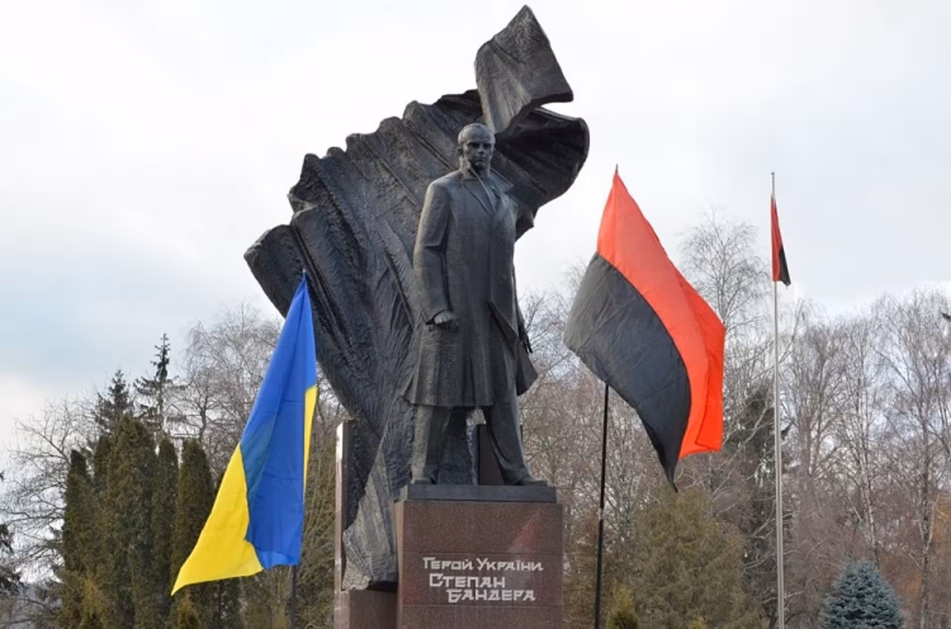 Суддя зобов'язав ватника з Харкова вивчити гімн України і пісню "Батько наш Бандера"