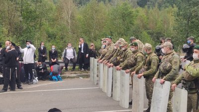 Фотографували блокпост: у Тернополі затримали групу хасидів