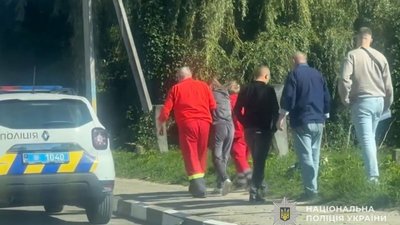 Лежала на узбіччі: на Тернопільщині поліцейський врятував жінку