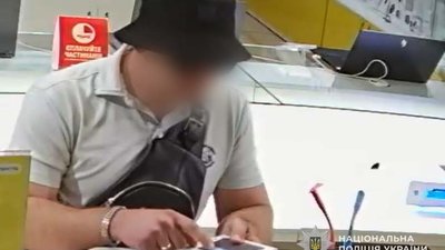 Розраховувався сувенірними грошима: шахрай "накупив" товарів на 90 000 гривень