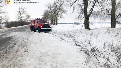 Молоковоз, вантажівка з продуктами і бус з дітьми потрапили у снігові пастки на Тернопільщині