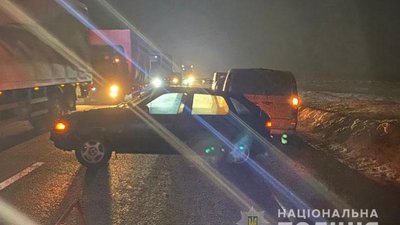 Один автомобіль збив, ще два переїхали: пішохід загинув страшною смертю. ФОТО