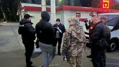 Допоміг виїхати десяткам чоловіків: працівник банку налагодив "бізнес" на ухилянтах