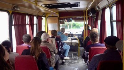 Обласна адміністрація та сусідні з Тернополем голови громад залишили тисячі українців без транспорту: тепер люди платитимуть двічі