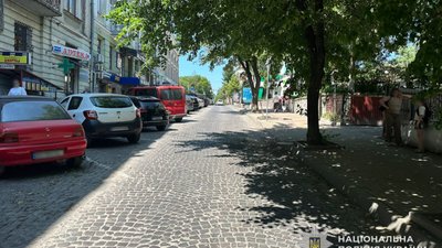 Велосипедист збив на тротуарі пенсіонерку і втік: його розшукує поліція