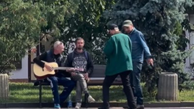 Позорисько: п'яні чолов'яги у центрі Тернополя горлали російський шансон. ВІДЕО