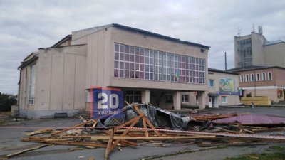Повалені дерева, зірваний дах і тисячі людей без світла: наслідки негоди на Тернопільщині
