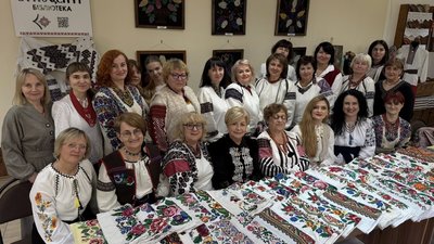 У Тернополі зазнимкували старовинні вишивки на подушках