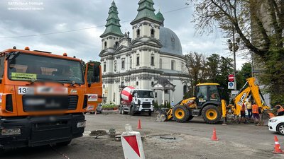 Переносять пішохідний перехід: у центрі Тернополя ускладнений рух транспорту. ФОТО