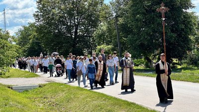 Родини священиків з Тернопільщини здійснили пішу прощу до Зарваниці