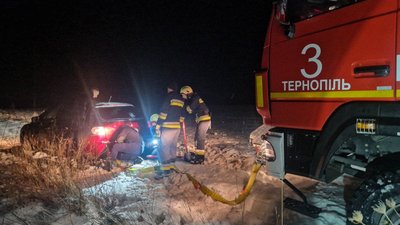 Три автомобілі і "швидку" визволили рятувальники із снігового полону