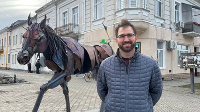 Американське місто подарувало громаді на Тернопільщині стального коня. ФОТО