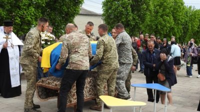 На Тернопільщині попрощалися із загиблим бійцем: його син теж захищає Україну. ФОТО