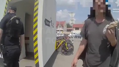 Патрульні спіймали двох чоловіків, котрі пиячили в укритті. ВІДЕО