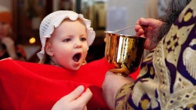 Поліція взялася за священників, котрі причащали вірян з однієї ложечки