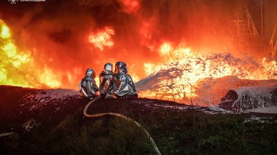 Фото з пекла: рятувальники показали, як гасять пожежу після удару ворожого безпілотника