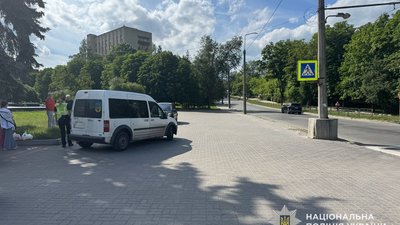 У Тернополі водій автомобіля збив дитину на тротуарі: розшукують очевидців ДТП